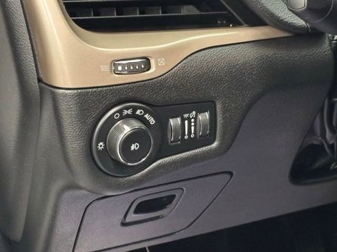 Used 2017 Jeep Cherokee Latitude FWD image 16