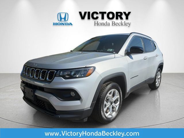 Used 2025 Jeep Compass Latitude AWD/4WD image 1