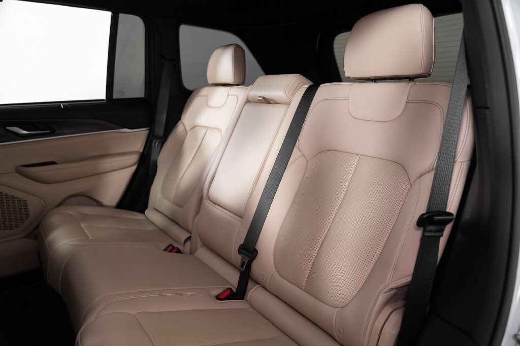 Used 2023 Jeep Grand Cherokee Limited w/ Luxury Tech Group II RWD image 23