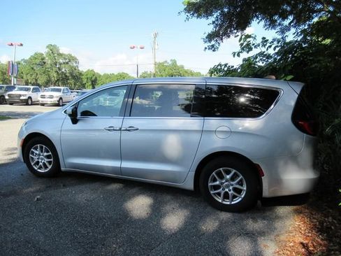 Used 2022 Chrysler Voyager LX FWD image 4