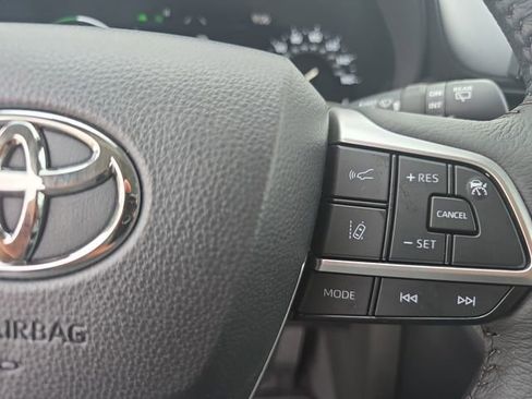 Used 2025 Toyota Sienna XLE image 19