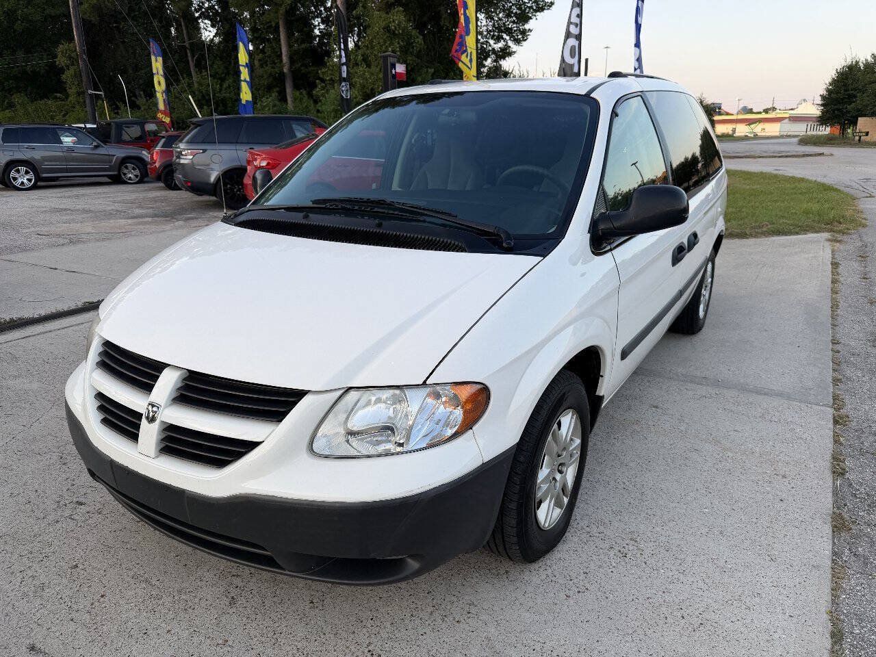 Used 2005 Dodge Caravan SE w/ Popular Equipment Group FWD image 2