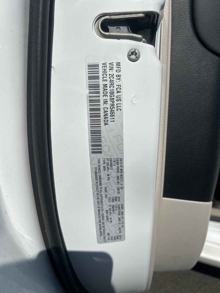 Used 2023 Chrysler Pacifica Touring-L FWD image 3