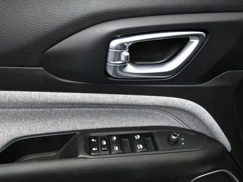 New 2025 Jeep Compass Latitude w/ Sun & Sound Group image 17