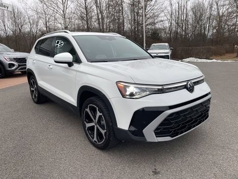 Certified 2025 Volkswagen Taos SEL image 5