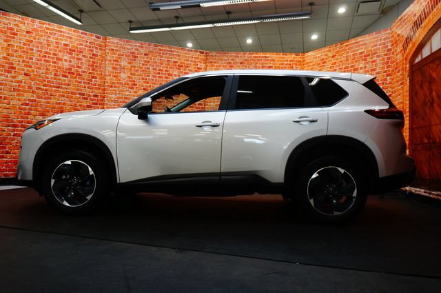 Certified 2025 Nissan Rogue SV AWD/4WD image 4