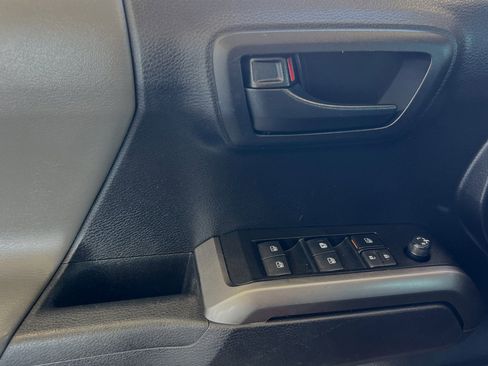 Used 2020 Toyota Tacoma SR5 AWD/4WD image 8
