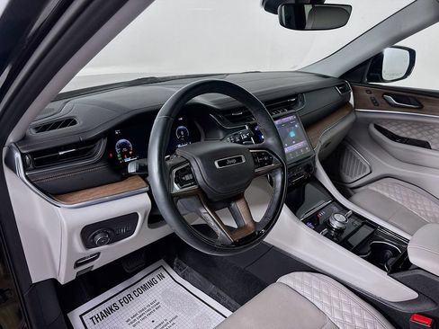 Used 2021 Jeep Grand Cherokee L Summit w/ Luxury Tech Group V AWD/4WD image 9