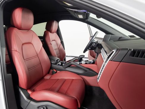 Certified 2023 Porsche Cayenne Platinum Edition image 34