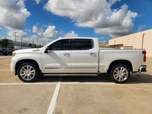 Used 2022 Chevrolet Silverado 1500 High Country w/ High Country Premium Package AWD/4WD image 4