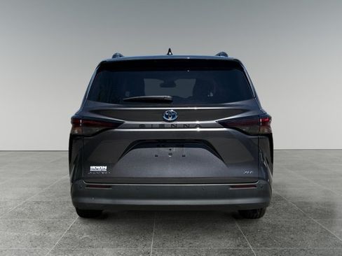 Used 2025 Toyota Sienna XLE w/ XLE Plus Package AWD/4WD image 4