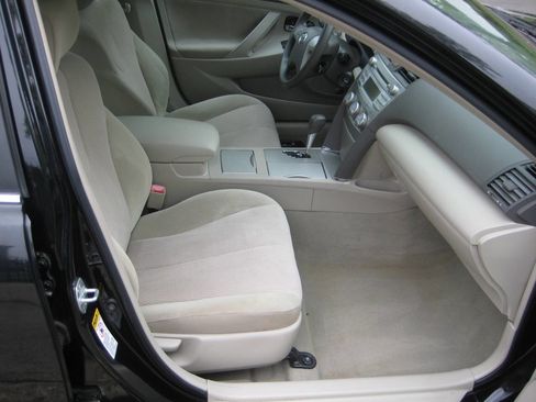 Used 2011 Toyota Camry LE image 15