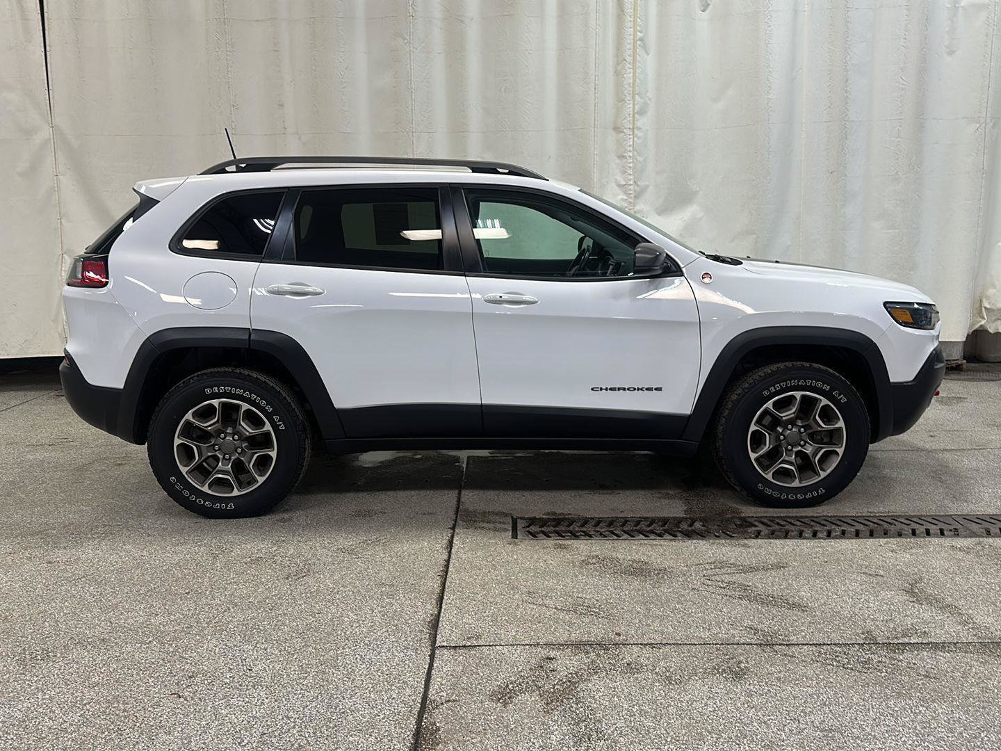 Used 2020 Jeep Cherokee Trailhawk w/ Comfort/Convenience Group AWD/4WD image 6