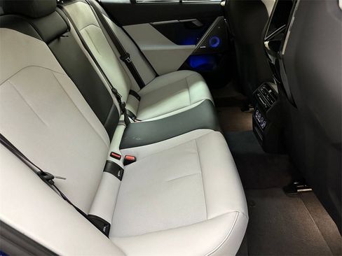 Used 2025 BMW M5 w/ Carbon Package image 31