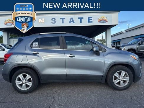 Used 2019 Chevrolet Trax LT w/ LT Convenience Package FWD image 1