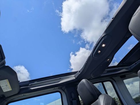 Used 2024 Jeep Wrangler Unlimited Sahara w/ Technology Group AWD/4WD image 19