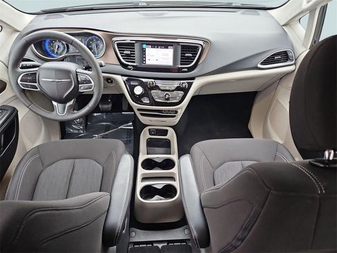 Used 2023 Chrysler Voyager LX image 21