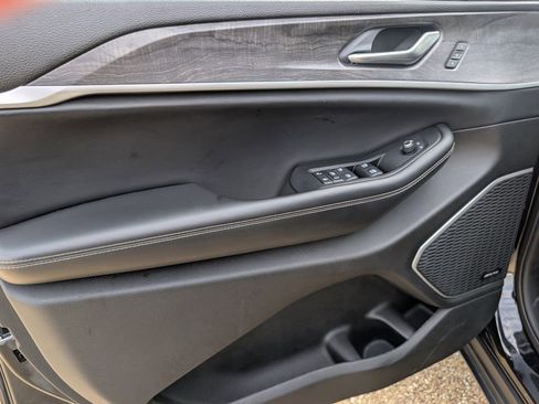 Used 2023 Jeep Grand Cherokee Limited w/ Luxury Tech Group II image 14