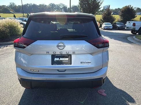 Used 2024 Nissan Rogue SV AWD/4WD image 9
