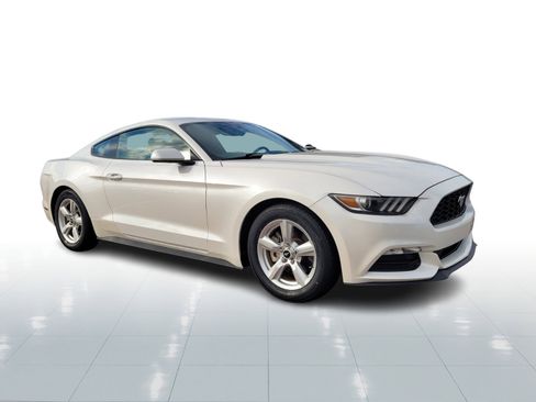 Used 2017 Ford Mustang V6 image 3