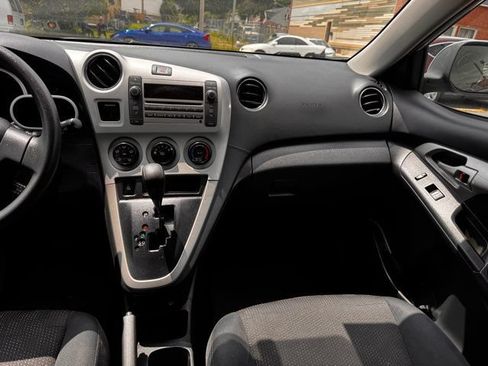 Used 2009 Pontiac Vibe w/ Preferred Package FWD image 17