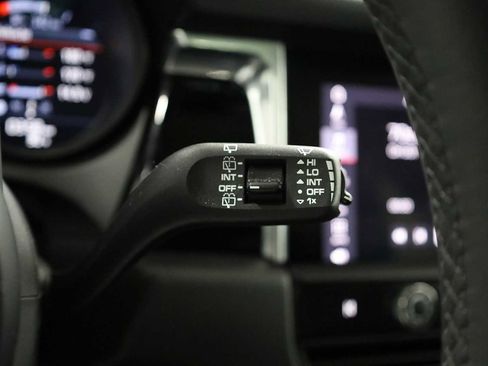 Certified 2025 Porsche Macan image 30