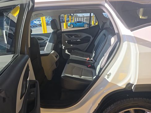 Used 2022 GMC Terrain SLT w/ Infotainment Package II FWD image 11