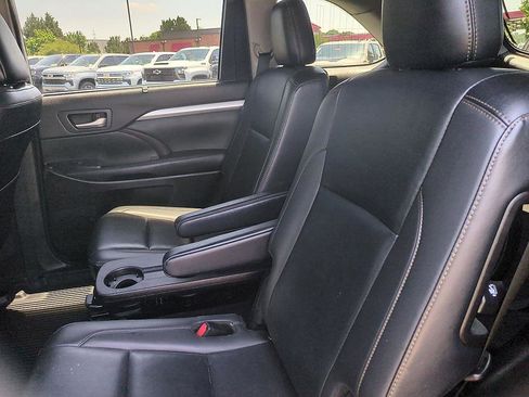 Used 2019 Toyota Highlander XLE FWD image 28