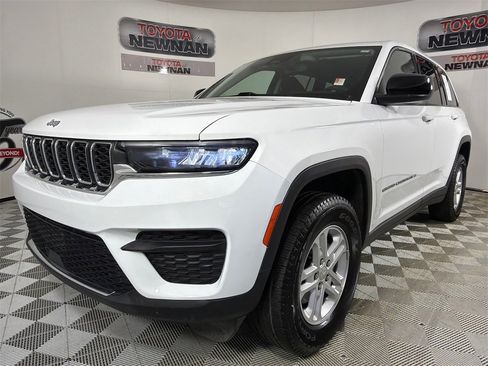 Used 2023 Jeep Grand Cherokee Laredo image 7