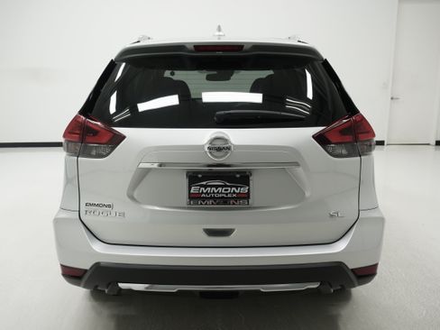 Used 2017 Nissan Rogue SL w/ SL Premium Package FWD image 3