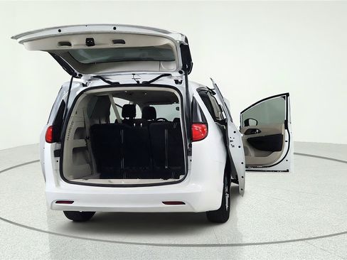 Used 2023 Chrysler Voyager LX FWD image 13