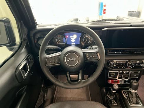 Used 2025 Jeep Wrangler Unlimited Rubicon w/ Convenience Group AWD/4WD image 11
