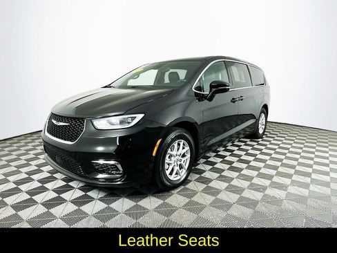 Used 2025 Chrysler Pacifica Select image 5