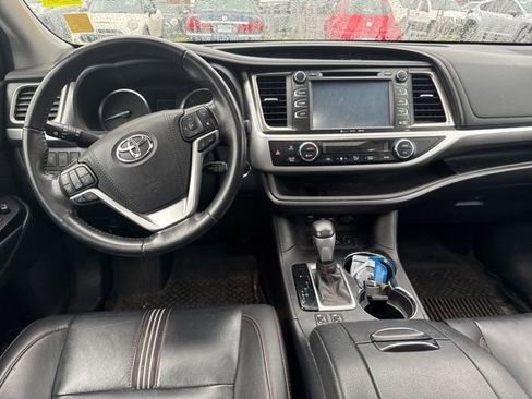 Used 2019 Toyota Highlander SE image 17