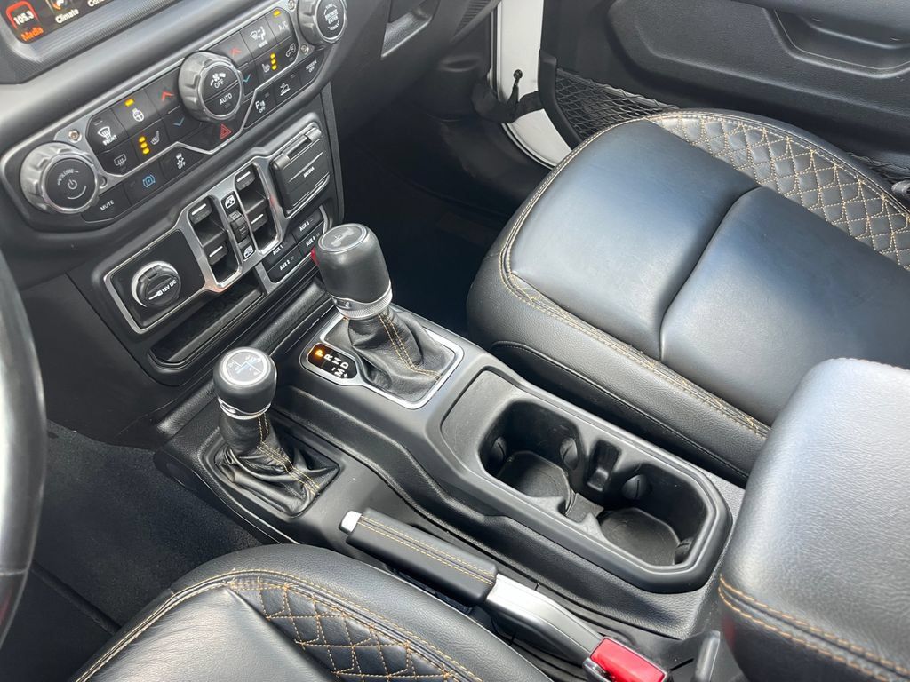 Used 2022 Jeep Wrangler Unlimited Sahara AWD/4WD image 15