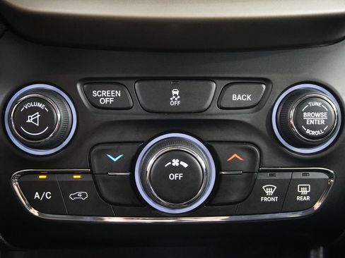 Used 2016 Jeep Cherokee Latitude w/ Cold Weather Group AWD/4WD image 21