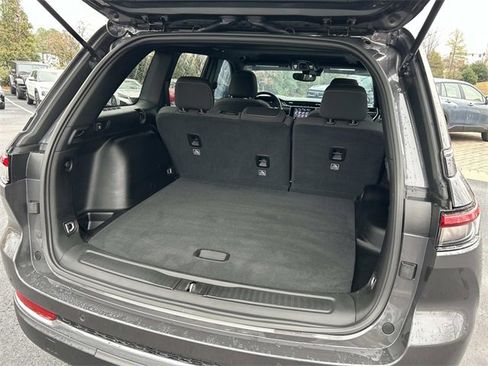 Used 2024 Jeep Grand Cherokee Laredo X image 12