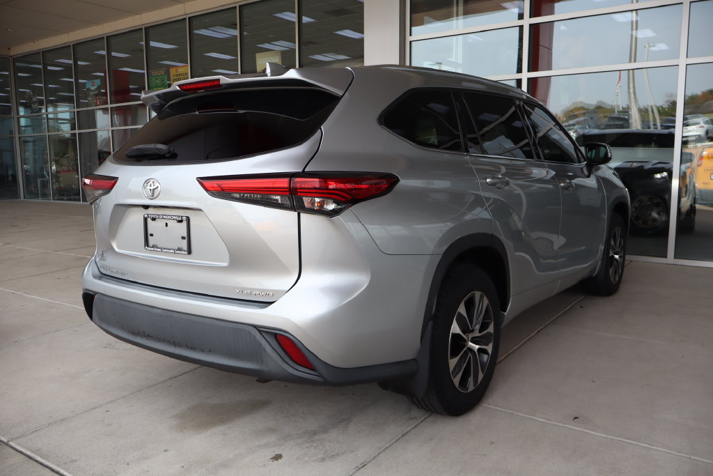 Used 2020 Toyota Highlander XLE AWD/4WD image 8