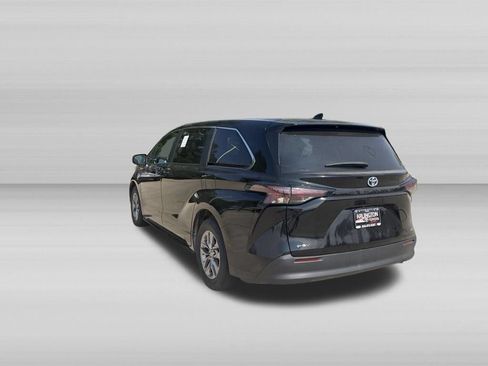 Used 2025 Toyota Sienna LE FWD image 7