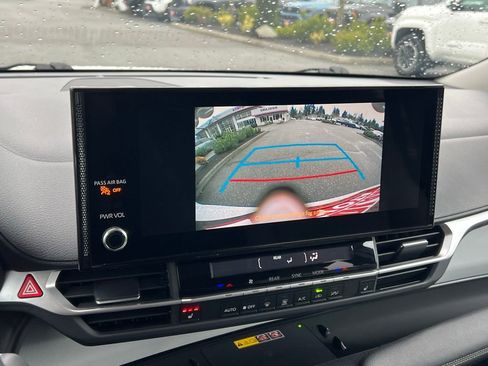 Used 2025 Toyota Sienna XLE image 25