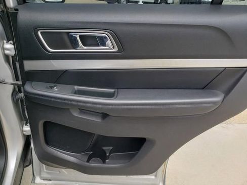 Used 2017 Ford Explorer XLT w/ XLT Technology Feature Bundle AWD/4WD image 19
