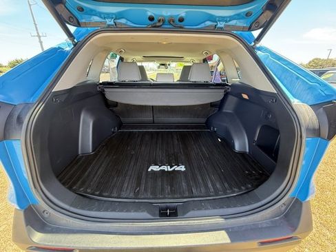 Used 2020 Toyota RAV4 XLE Premium image 13