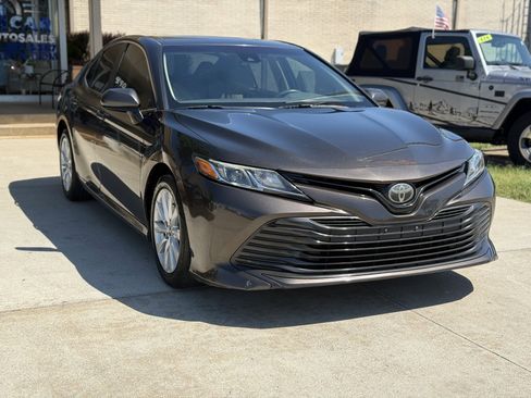 Used 2018 Toyota Camry LE FWD image 3
