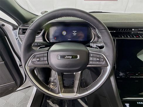 Certified 2025 Jeep Grand Cherokee Limited w/ Black Appearance Package image 20