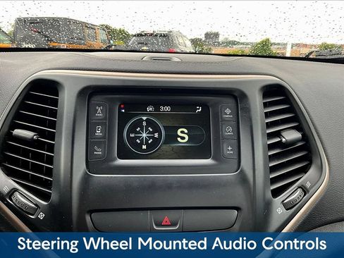 Used 2018 Jeep Cherokee Latitude w/ Cold Weather Group AWD/4WD image 18