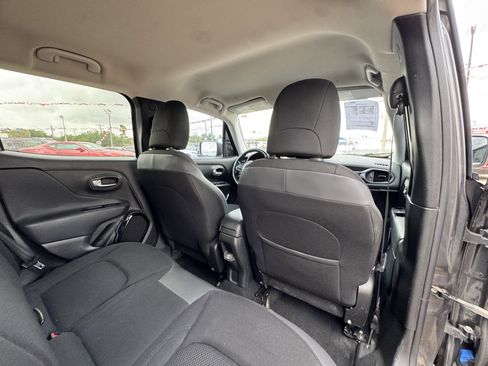 Used 2018 Jeep Renegade Altitude FWD image 16