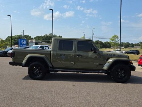 Used 2025 Jeep Gladiator Sport AWD/4WD image 2