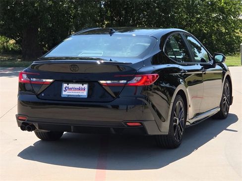 Used 2025 Toyota Camry SE image 8