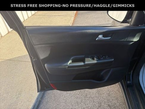 Used 2017 Kia Sportage LX image 14