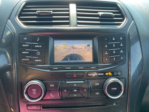 Used 2016 Ford Explorer XLT AWD/4WD image 14